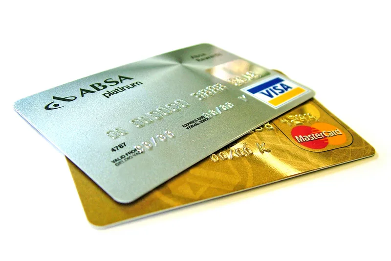 Банковские карты Visa и Mastercard на белом фоне