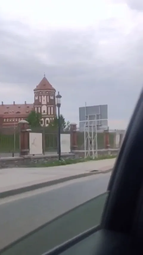 Башни Мирского замка, видимые с трассы Р11
