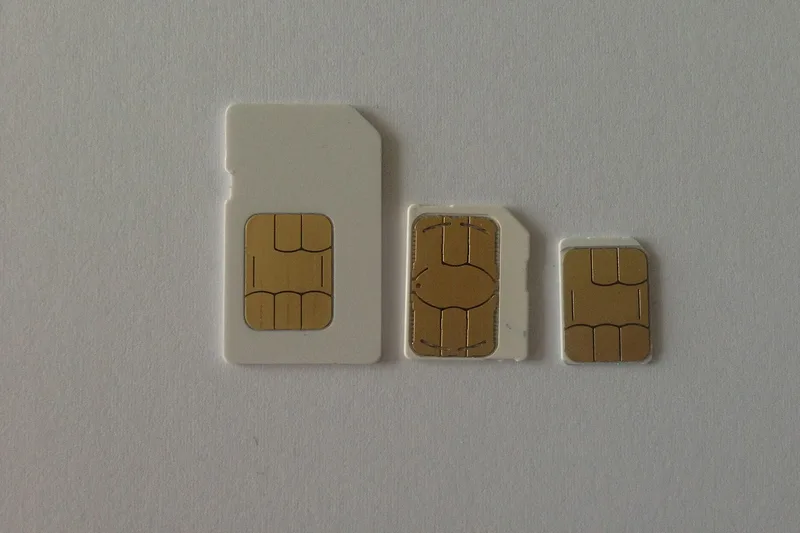 Сим-карты трёх форматов — mini-SIM, micro-SIM и nano-SIM — на светлой поверхности