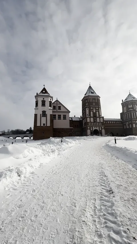 Заснеженные башни и крыши крепости морозным днём