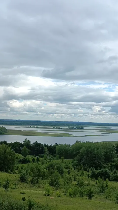 Панорама озёрных плёсов и лесистых холмов с горы Маяк