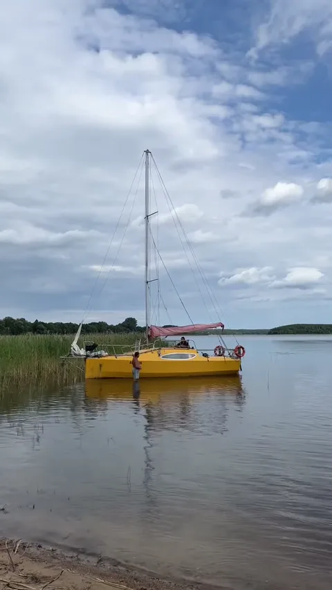 Лодка у камышового берега озера Струсто