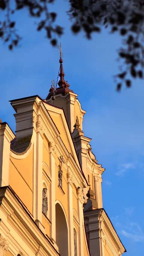 Барочный фасад костёла Святого Франциска Ксаверия в Гродно в тёплом свете