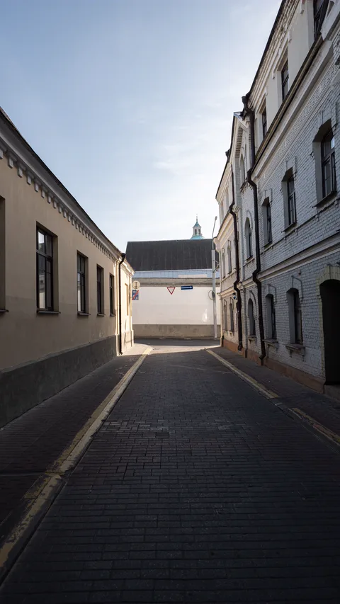 Булыжная мостовая пешеходной улицы Советской в Гродно в утреннем свете