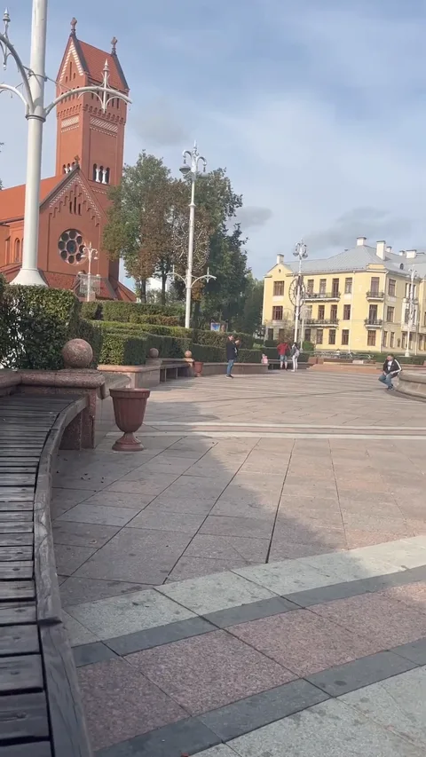 Красный костёл и площадь Независимости в центре Минска