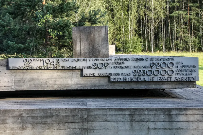 Мемориальная плита в Хатыни с надписью о сожжённых деревнях Беларуси