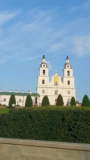 Белый двухбашенный собор в Верхнем городе Минска