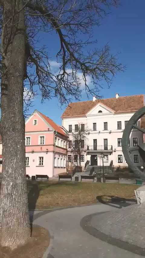 Разноцветные дома с черепичными крышами в Троицком предместье