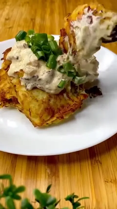 Драники с грибным соусом и зелёным луком