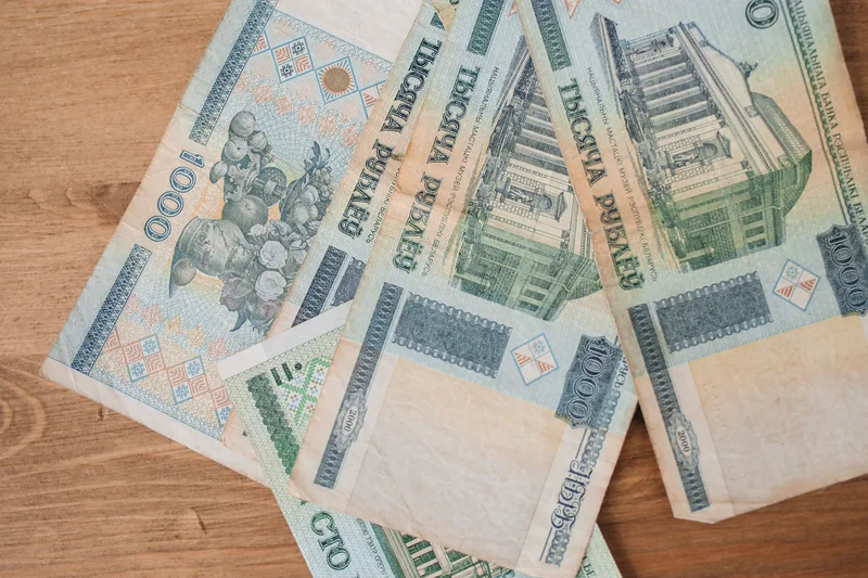 Белорусские рубли: банкноты номиналом 1000 рублей на деревянной поверхности