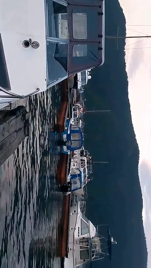 Вереница причалов с лодками у вечерней воды