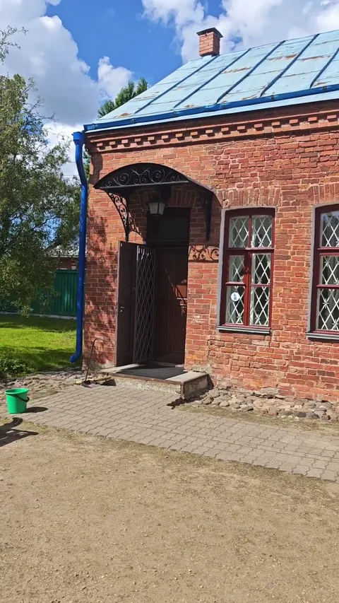 Краснокирпичный дом-музей Марка Шагала в Витебске под синим небом